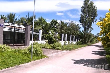 Nhiều hộ gia đình người dân tộc thiểu số xây dựng nhà cửa khang trang.