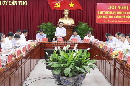 Ông Đỗ Thanh Bình, Ủy viên Trung ương Đảng, Bí thư Thành ủy Cần Thơ phát biểu tại Hội nghị.