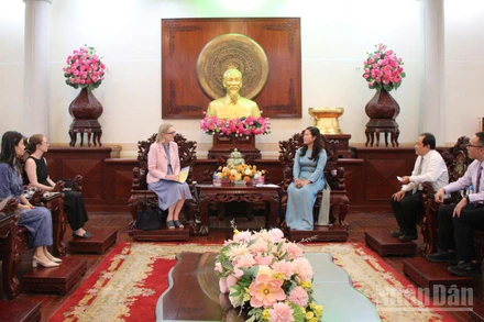 Bà Nguyễn Thị Ngọc Điệp, Phó Chủ tịch Ủy ban nhân dân thành phố Cần Thơ tiếp và làm việc với đoàn công tác của Tổng lãnh sự quán Australia tại thành phố Hồ Chí Minh.