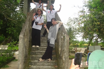 Du khách trải nghiệm môi trường thiên nhiên sinh thái tại Khu du lịch Mùa Xuân.