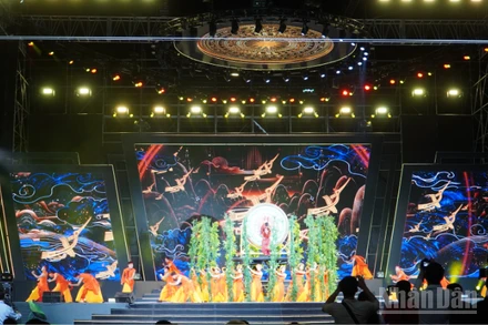 Chương trình nghệ thuật với chủ đề: “Lời người vang mãi núi sông”được diễn ra tại sân khấu Công viên Tây Đô, phường Hưng Phú, thành phố Cần Thơ.