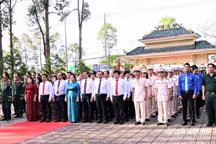 Lãnh đạo thành phố Cần Thơ viếng Đền thờ Bác Hồ ở xã Lương Tâm.