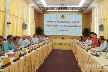 Quang cảnh buổi làm việc.