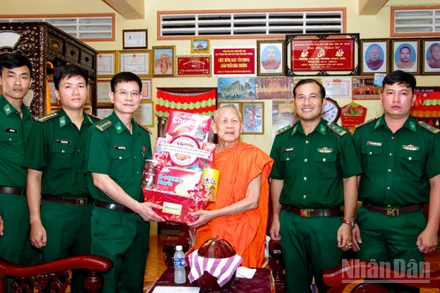 Đại tá Lương Hữu Trung, Phó Chỉ huy trưởng Bộ đội Biên phòng thành phố Cần Thơ thăm, tặng quà Hòa thượng Thạch Huôl, Trụ trì chùa Prey Chóp, xã Lai Hòa.