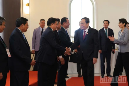 Chủ tịch Quốc hội Trần Thanh Mẫn chúc mừng đại biểu tham dự Hội nghị.