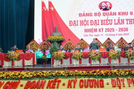 Đoàn Chủ tịch tham dự Đại hội đại biểu Đảng bộ Quân khu 9.