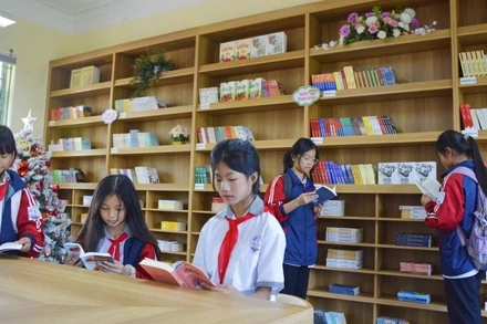 Học sinh Trường trung học cơ sở Ngọc Lý say sưa đọc sách tại thư viện mới.