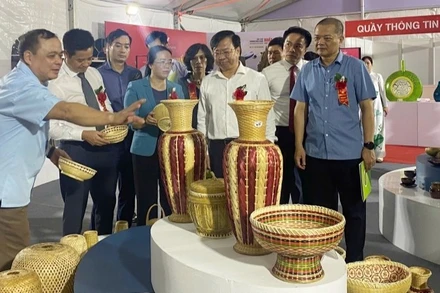 Sở Công thương Hà Nội giới thiệu, quảng bá các sản phẩm làng nghề Hà Nội. 