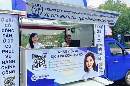 Nhân viên Trung tâm phục vụ hành chính công hỗ trợ người dân làm thủ tục hành chính.