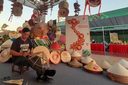 Những sản phẩm làng nghề truyền thống của xã Thanh Oai tại triển lãm.