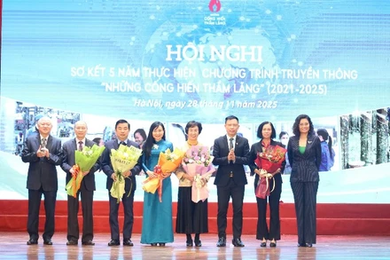 Ban tổ chức tặng hoa tri ân những cá nhân, tập thể đã đồng hành, đóng góp cho chương trình.