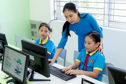 Cô và trò trường Tiểu học Tử Đà thực hành trên máy vi tính mới được tặng.