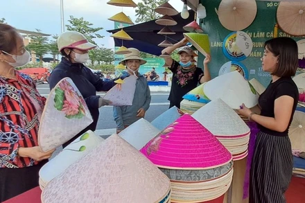 Các sản phẩm OCOP, làng nghề được giới thiệu tại triển lãm.