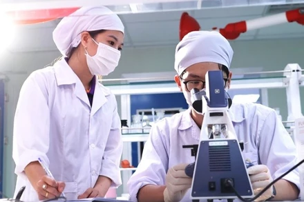 Nghiên cứu khoa học tại phòng thí nghiệm của Nhà máy Dược phẩm công nghệ cao CVI Pharma. (Ảnh: Khu công nghệ cao Hòa Lạc)