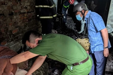 Lực lượng chức năng kiểm tra hiện trường vụ cháy.