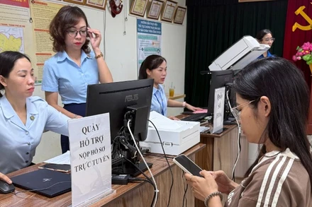 Mô hình “Điểm phục vụ hành chính công cộng đồng” tại phòng sinh hoạt cộng đồng Khu đô thị Đại Thanh (Hà Nội).