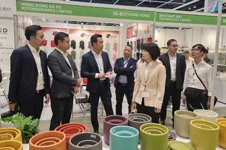 Đoàn Sở Công thương Hà Nội và đại diện Thương vụ Việt Nam tại Hồng Kông (Trung Quốc) làm việc với doanh nghiệp tham gia hội chợ.