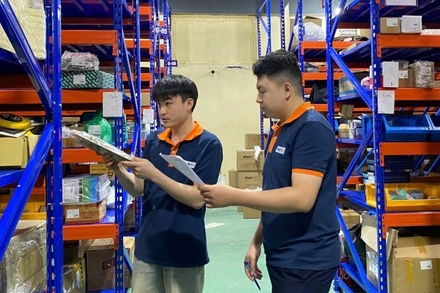 Nhân viên kiểm kê hàng hóa tại kho hàng của Công ty Cổ phần Bách Liên. 