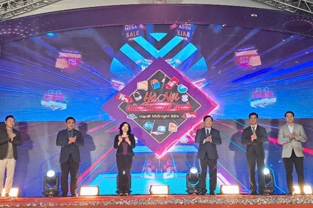 Các đại biểu thực hiện nghi thức khai mạc sự kiện.