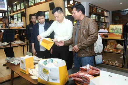 Sản phẩm OCOP được bày bán tại Trung tâm giới thiệu và quảng bá sản phẩm OCOP gắn với du lịch Tây Hồ. 