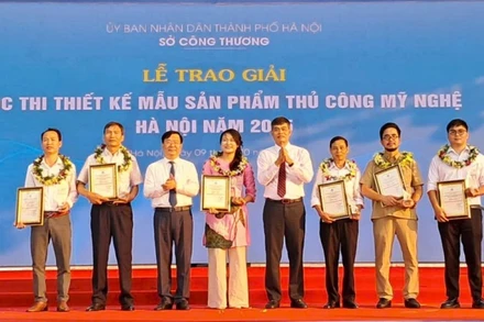 Lãnh đạo Sở Công thương Hà Nội trao giải Nhất cho các tác giả.