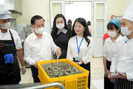 Đoàn công tác của thành phố Hà Nội kiểm tra đột xuất bếp ăn tập thể trường Tiểu học Đông La, xã An Khánh. (Ảnh: THU MINH)