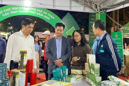 Các đại biểu tham quan sản phẩm trưng bày, giới thiệu tại hội chợ. 