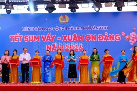 Nghi thức cắt băng khai mạc “Chợ Tết công đoàn”.