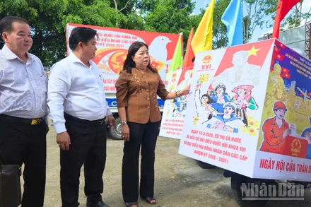 Bà Mã Thị Tươi, Ủy viên Ban Thường vụ Thành ủy, Phó Chủ tịch Thường trực Hội đồng nhân dân thành phố Cần Thơ kiểm tra công tác tuyên truyền tại xã Trường Long Tây.