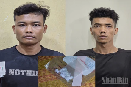 2 đối tượng Thạch Sà Khol và Lâm Tấn Anh cùng số tang vật. 