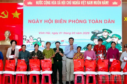 Đại tá Hà Huy Trường, Phó Chính ủy Bộ đội Biên phòng thành phố Cần Thơ và ông Thạch Thanh Tùng, Bí thư Đảng ủy xã Vĩnh Hải tặng quà cho các hộ gia đình có hoàn cảnh khó khăn trên địa bàn. 