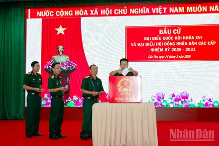 Lãnh đạo Bộ đội Biên phòng thành phố và các đơn vị bỏ phiếu thực hiện quyền và nghĩa vụ công dân.