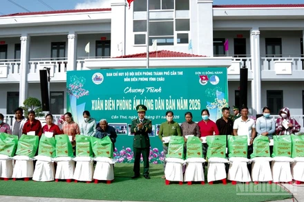Đại tá Hà Huy Trường, Phó Chính ủy Bộ đội Biên phòng thành phố Cần Thơ tặng quà cho các hộ gia đình có hoàn cảnh khó khăn tại chương trình.