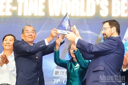 Chủ tịch tổ chức The Rice Trader trao cúp “Gạo ngon nhất thế giới năm 2025” cho kỹ sư Hồ Quang Cua.