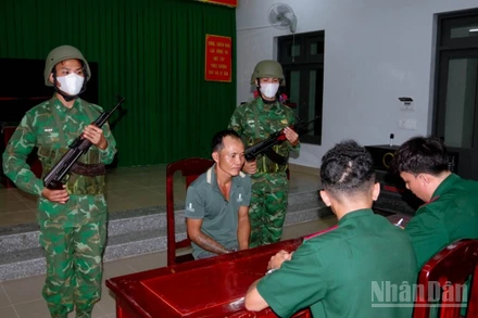 Tổ công tác đồn Biên phòng Vĩnh Châu lấy lời khai đối tượng Diệp Kết.