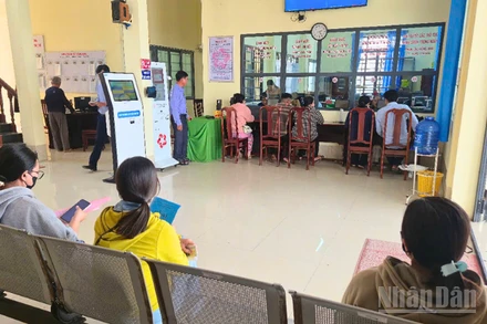 Khu vực tiếp nhận và trả kết quả tại Trung tâm Phục vụ hành chính công phường Long Bình những ngày đầu năm mới.