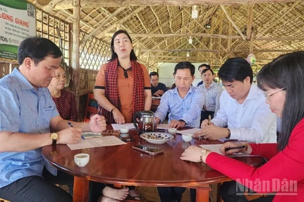 Lãnh đạo thành phố và đại diện các sở, ngành làm việc với Hợp tác xã Du lịch nông nghiệp Cồn Sơn, lắng nghe kiến nghị và đề xuất từ người dân.