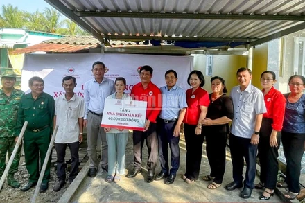 Trao bảng tượng trưng hỗ trợ kinh phí tặng nhà Đại đoàn kết cho bà Thạch Thị Nhanh.