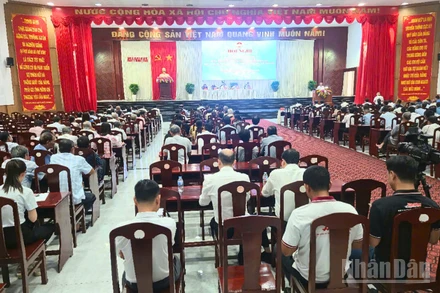 Quang cảnh buổi tiếp xúc cử tri.