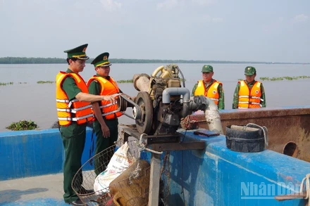 Kiểm tra hệ thống máy móc, dụng cụ dùng để bơm hút cát trên phương tiện. 