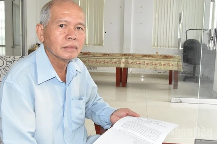 Ông Trần Văn Hòa gian nan đi đòi quyền lợi.