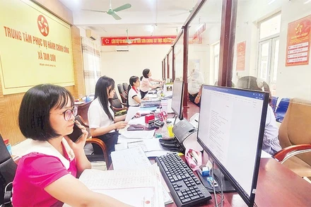 Công chức xã Tam Sơn, tỉnh Phú Thọ giải quyết thủ tục hành chính cho người dân.