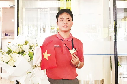 Ngô Quang Minh và tấm huy chương vàng Olympic quốc tế môn Hóa học 2025.