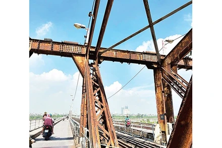 Dấu ấn thời gian in trên những khung thép của cây cầu hơn 120 năm tuổi.
