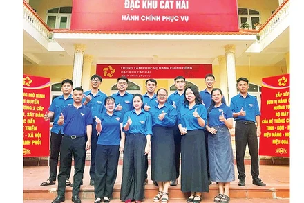 Đội hình tình nguyện của Đoàn Thanh niên Đặc khu Cát Hải tham gia hỗ trợ người dân tại Trung tâm phục vụ hành chính công của Đặc khu. (Ảnh QUỐC VIỆT)