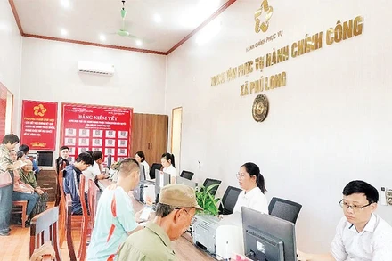 Người dân làm thủ tục tại Trung tâm phục vụ hành chính công xã Phú Long, tỉnh Ninh Bình.