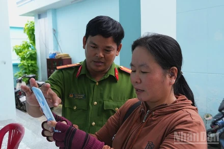 Công an xã Tân Phước 3 (tỉnh Đồng Tháp) hướng dẫn người dân đăng ký tài khoản định danh điện tử VNeID.