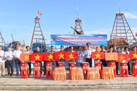 Bộ Tư lệnh Vùng Cảnh sát biển 3 tặng cờ và quà cho các ngư dân.