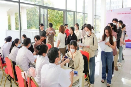 Đông đảo cán bộ, giảng viên, nhân viên, đoàn viên, thanh niên Trường-Bệnh viện Đại học Y Dược Buôn Ma Thuột và tình nguyện viên trong khu vực đăng ký hiến máu tình nguyện.