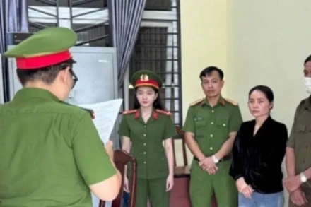 Cơ quan Cảnh sát điều tra tống đạt các quyết định khởi tố bị can, bắt tạm giam Nguyễn Thị Hợi. Ảnh: Công an tỉnh Đắk Lắk.